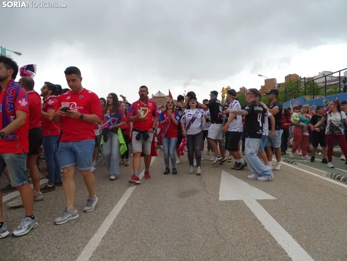 Una imagen del recibimiento a los jugadores del CD Numancia vs CD Teruel. /PC