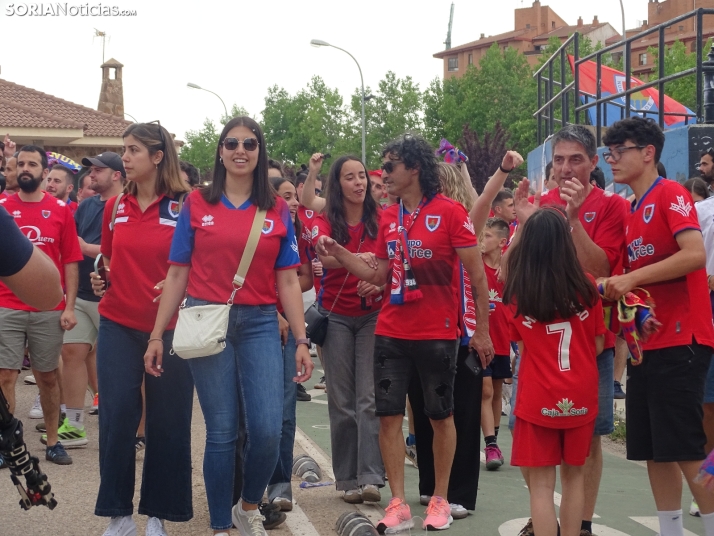 Una imagen del recibimiento a los jugadores del CD Numancia vs CD Teruel. /PC