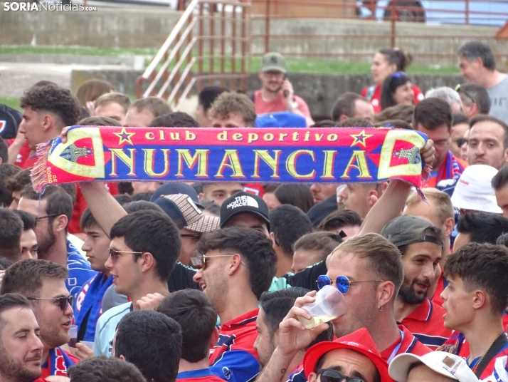 Una imagen del recibimiento a los jugadores del CD Numancia vs CD Teruel. /PC