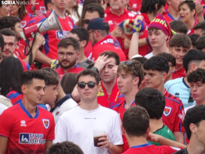 Una imagen del recibimiento a los jugadores del CD Numancia vs CD Teruel. /PC