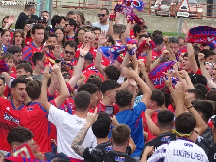 Una imagen del recibimiento a los jugadores del CD Numancia vs CD Teruel. /PC