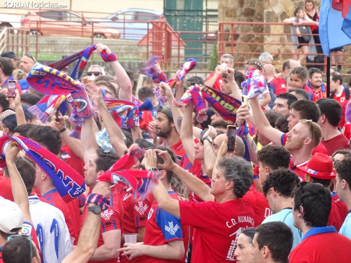 Una imagen del recibimiento a los jugadores del CD Numancia vs CD Teruel. /PC