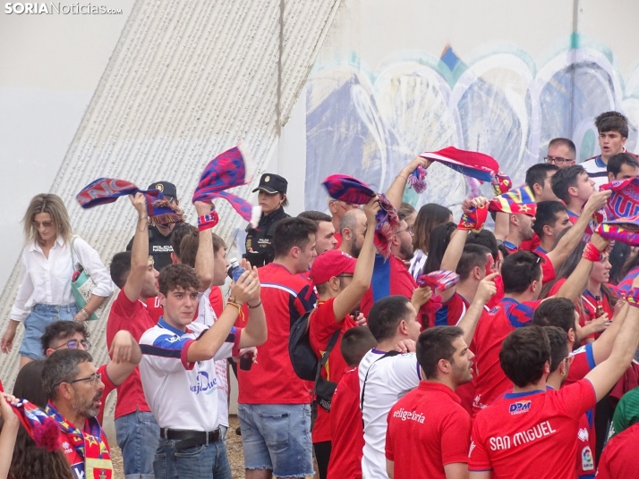 Una imagen del recibimiento a los jugadores del CD Numancia vs CD Teruel. /PC