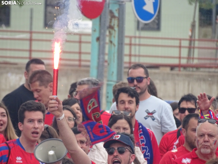 Una imagen del recibimiento a los jugadores del CD Numancia vs CD Teruel. /PC