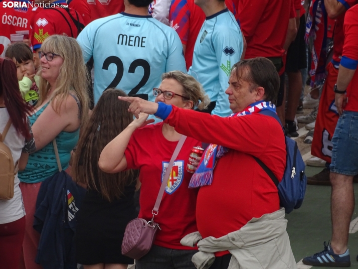 Una imagen del recibimiento a los jugadores del CD Numancia vs CD Teruel. /PC
