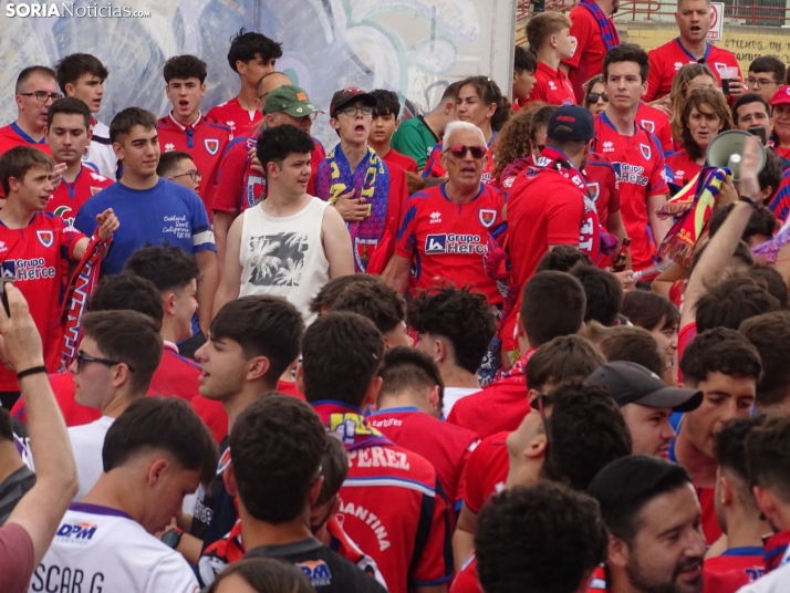 Una imagen del recibimiento a los jugadores del CD Numancia vs CD Teruel. /PC