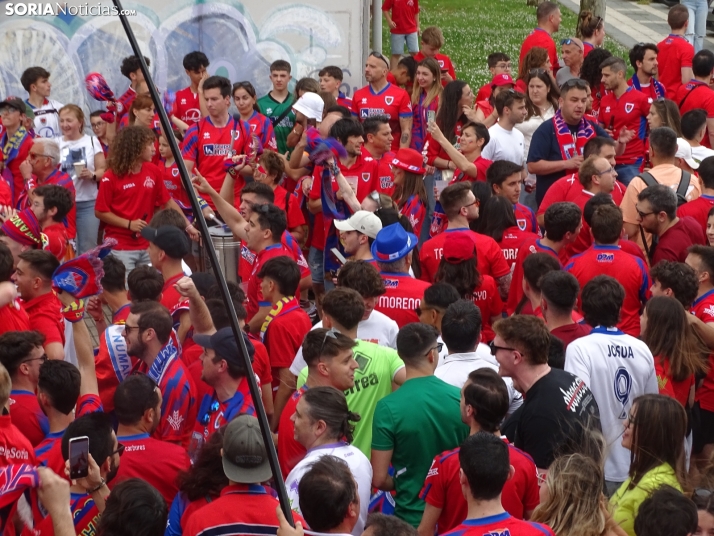 Una imagen del recibimiento a los jugadores del CD Numancia vs CD Teruel. /PC