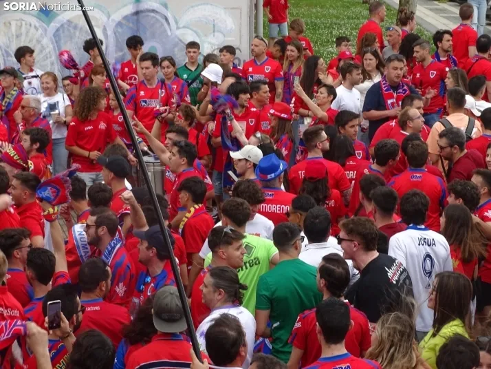 Una imagen del recibimiento a los jugadores del CD Numancia vs CD Teruel. /PC