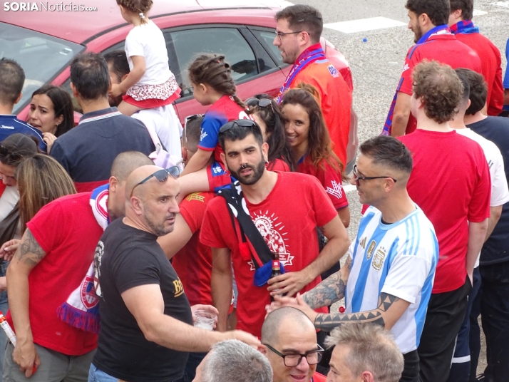Una imagen del recibimiento a los jugadores del CD Numancia vs CD Teruel. /PC