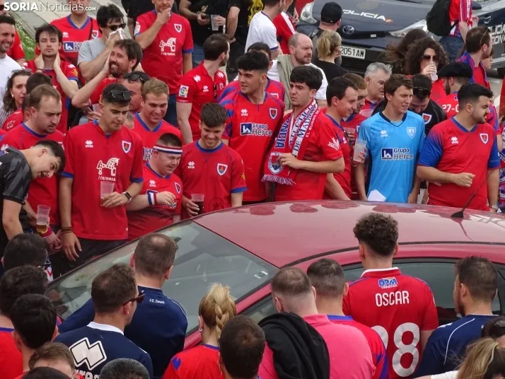 Una imagen del recibimiento a los jugadores del CD Numancia vs CD Teruel. /PC