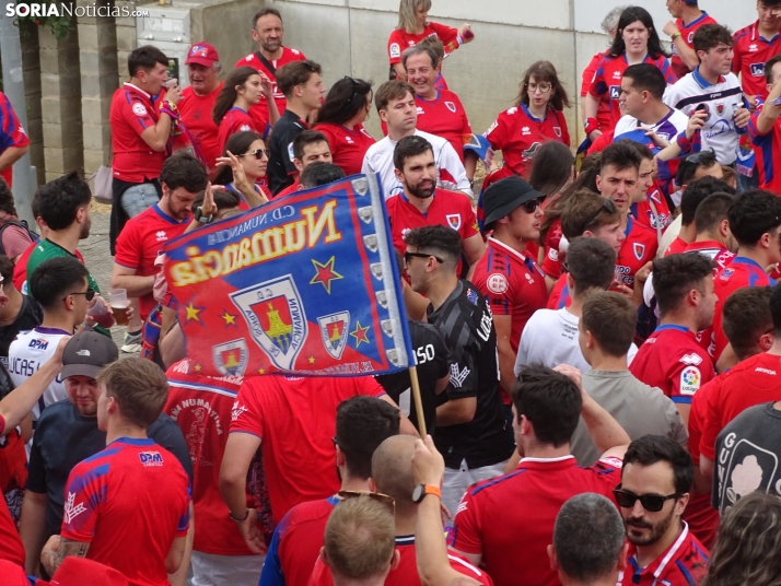 Una imagen del recibimiento a los jugadores del CD Numancia vs CD Teruel. /PC