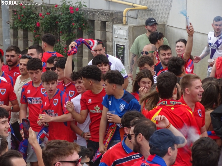 Una imagen del recibimiento a los jugadores del CD Numancia vs CD Teruel. /PC