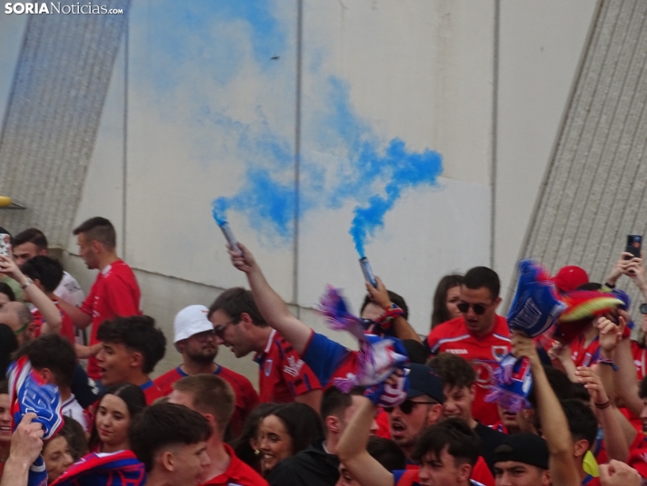 Una imagen del recibimiento a los jugadores del CD Numancia vs CD Teruel. /PC