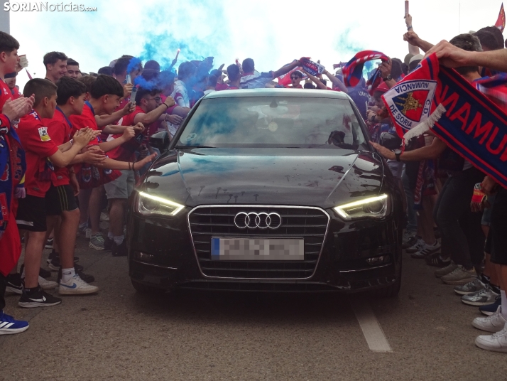 Una imagen del recibimiento a los jugadores del CD Numancia vs CD Teruel. /PC