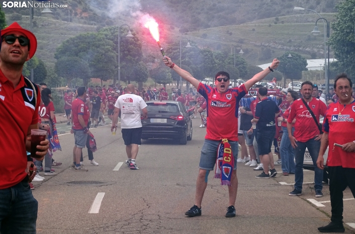 Una imagen del recibimiento a los jugadores del CD Numancia vs CD Teruel. /PC