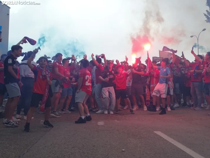 Una imagen del recibimiento a los jugadores del CD Numancia vs CD Teruel. /PC