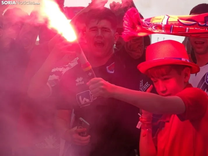Una imagen del recibimiento a los jugadores del CD Numancia vs CD Teruel. /PC