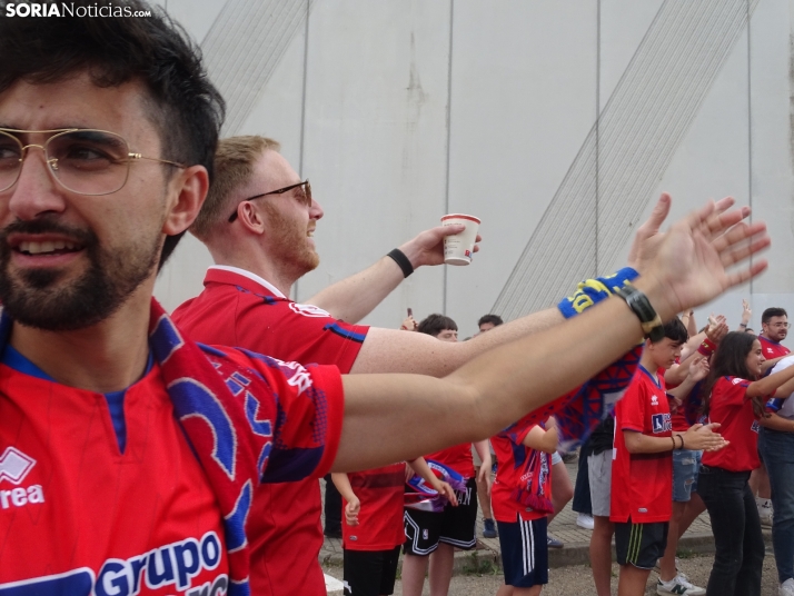 Una imagen del recibimiento a los jugadores del CD Numancia vs CD Teruel. /PC