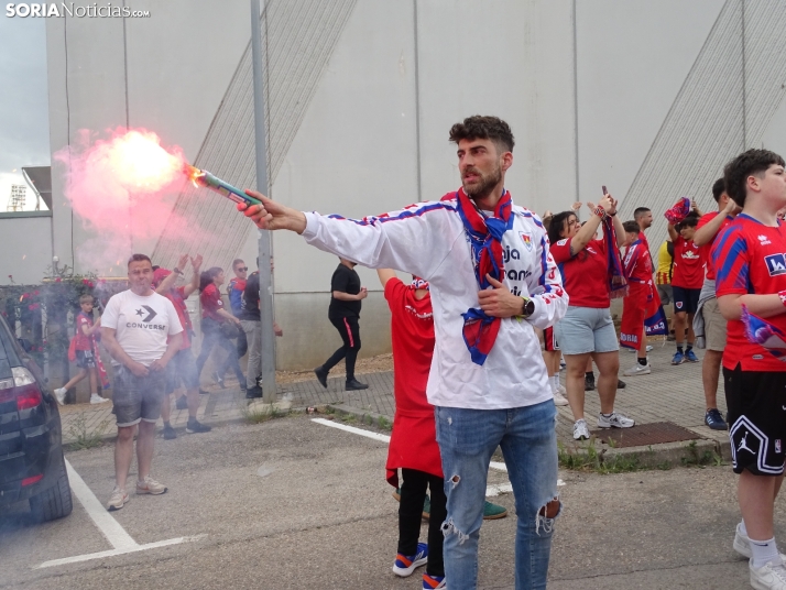 Una imagen del recibimiento a los jugadores del CD Numancia vs CD Teruel. /PC