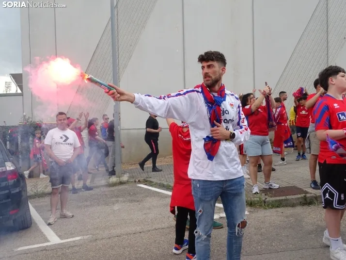 Una imagen del recibimiento a los jugadores del CD Numancia vs CD Teruel. /PC