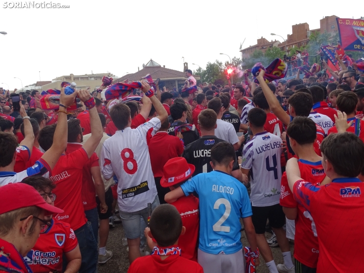 Una imagen del recibimiento a los jugadores del CD Numancia vs CD Teruel. /PC