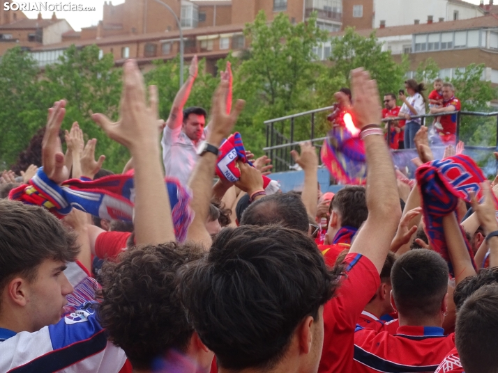 Una imagen del recibimiento a los jugadores del CD Numancia vs CD Teruel. /PC