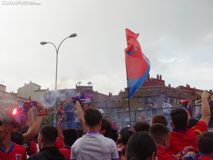 Una imagen del recibimiento a los jugadores del CD Numancia vs CD Teruel. /PC