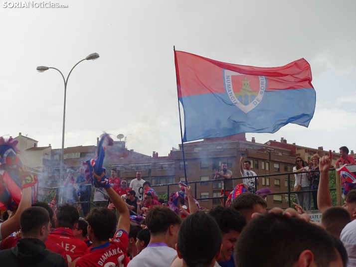 Una imagen del recibimiento a los jugadores del CD Numancia vs CD Teruel. /PC