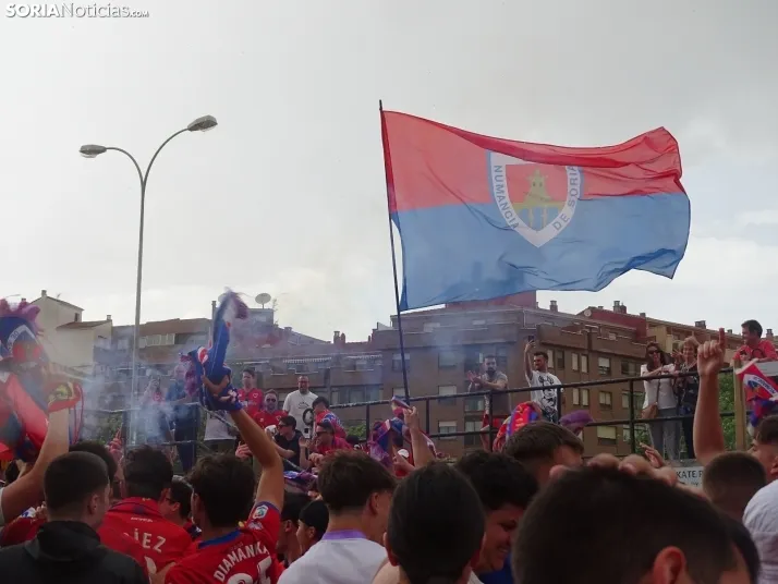 Una imagen del recibimiento a los jugadores del CD Numancia vs CD Teruel. /PC