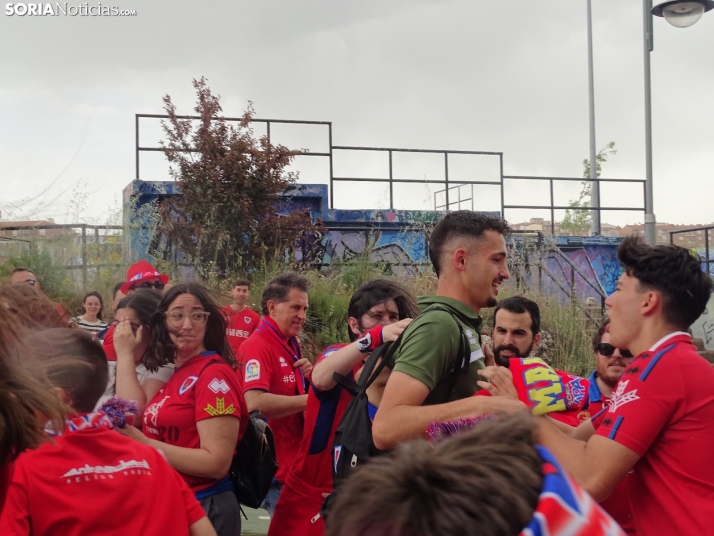 Una imagen del recibimiento a los jugadores del CD Numancia vs CD Teruel. /PC