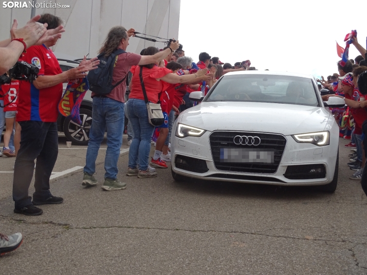 Una imagen del recibimiento a los jugadores del CD Numancia vs CD Teruel. /PC