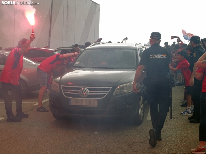 Una imagen del recibimiento a los jugadores del CD Numancia vs CD Teruel. /PC