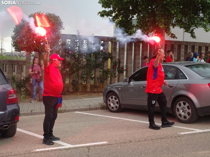 Una imagen del recibimiento a los jugadores del CD Numancia vs CD Teruel. /PC