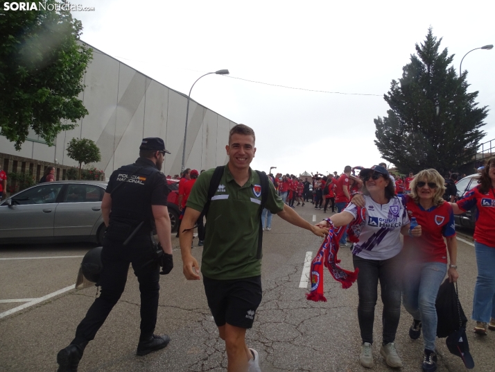 Una imagen del recibimiento a los jugadores del CD Numancia vs CD Teruel. /PC