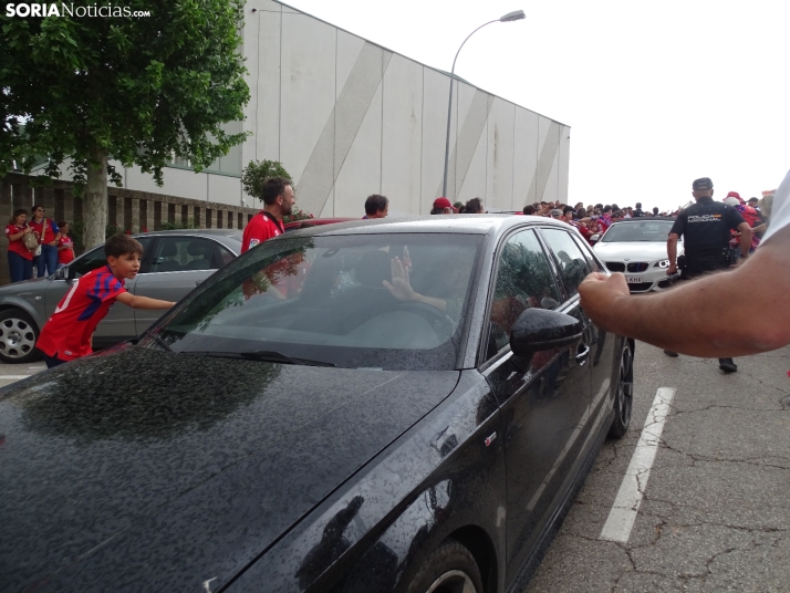 Una imagen del recibimiento a los jugadores del CD Numancia vs CD Teruel. /PC