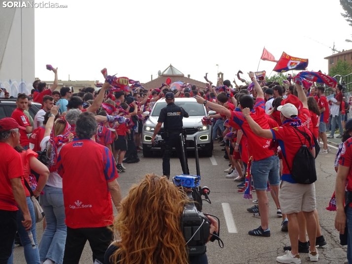 Una imagen del recibimiento a los jugadores del CD Numancia vs CD Teruel. /PC