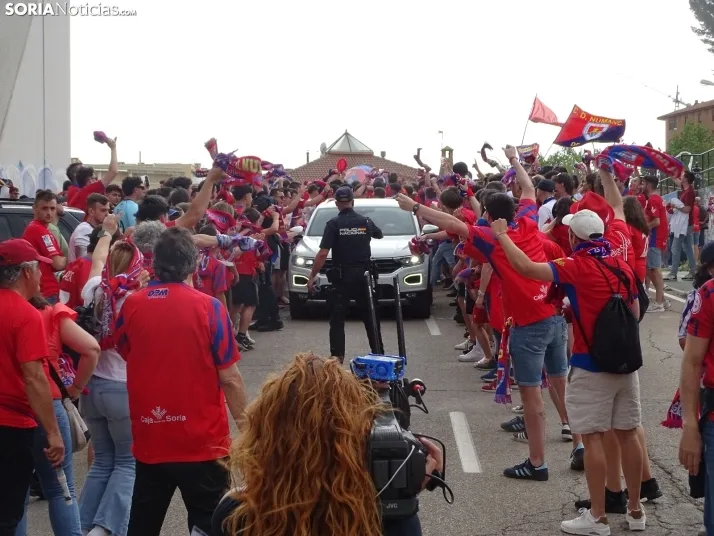 Una imagen del recibimiento a los jugadores del CD Numancia vs CD Teruel. /PC