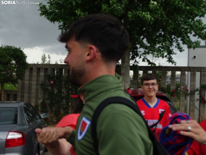 Una imagen del recibimiento a los jugadores del CD Numancia vs CD Teruel. /PC