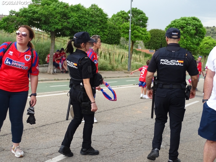 Una imagen del recibimiento a los jugadores del CD Numancia vs CD Teruel. /PC