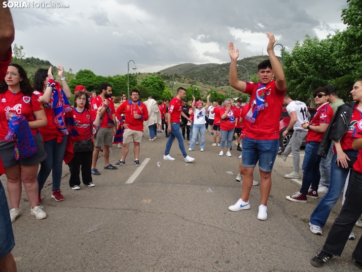 Una imagen del recibimiento a los jugadores del CD Numancia vs CD Teruel. /PC