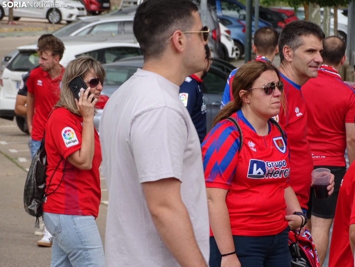 Una imagen del recibimiento a los jugadores del CD Numancia vs CD Teruel. /PC