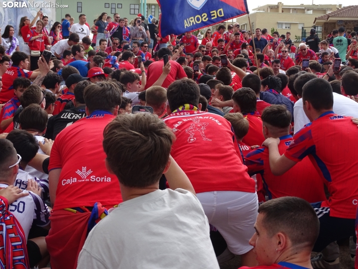 Una imagen del recibimiento a los jugadores del CD Numancia vs CD Teruel. /PC