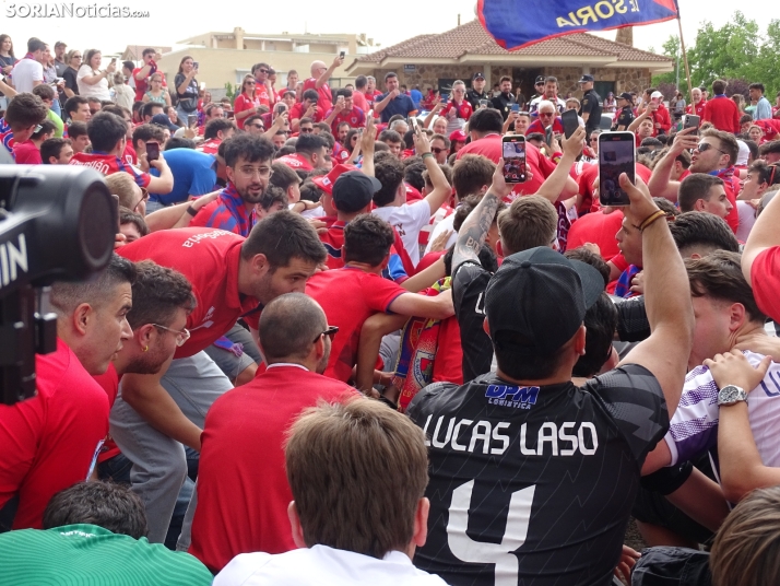 Una imagen del recibimiento a los jugadores del CD Numancia vs CD Teruel. /PC
