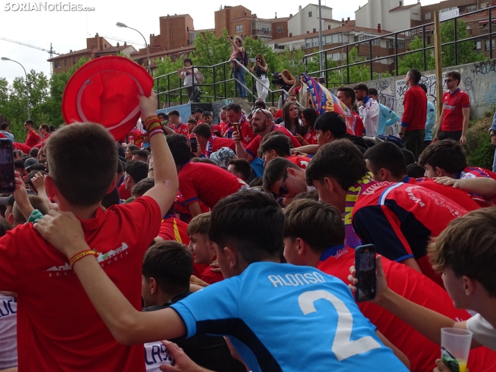 Una imagen del recibimiento a los jugadores del CD Numancia vs CD Teruel. /PC
