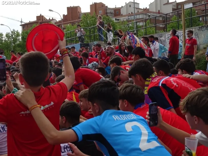 Una imagen del recibimiento a los jugadores del CD Numancia vs CD Teruel. /PC