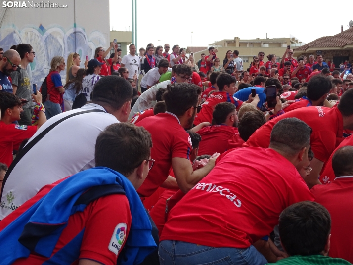 Una imagen del recibimiento a los jugadores del CD Numancia vs CD Teruel. /PC