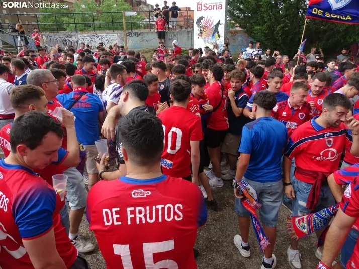 Una imagen del recibimiento a los jugadores del CD Numancia vs CD Teruel. /PC