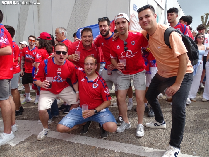 Una imagen del recibimiento a los jugadores del CD Numancia vs CD Teruel. /PC