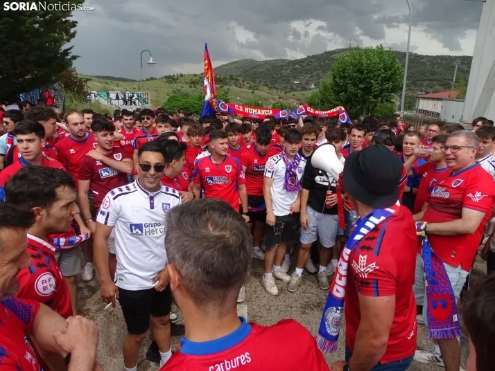 Una imagen del recibimiento a los jugadores del CD Numancia vs CD Teruel. /PC