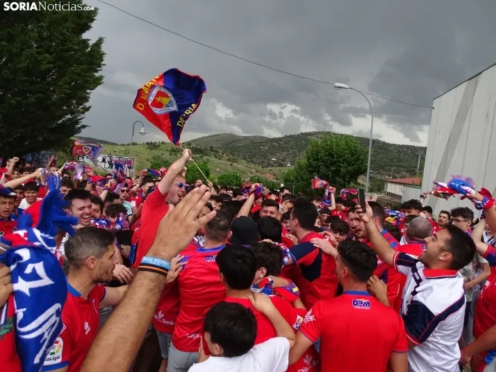 Una imagen del recibimiento a los jugadores del CD Numancia vs CD Teruel. /PC